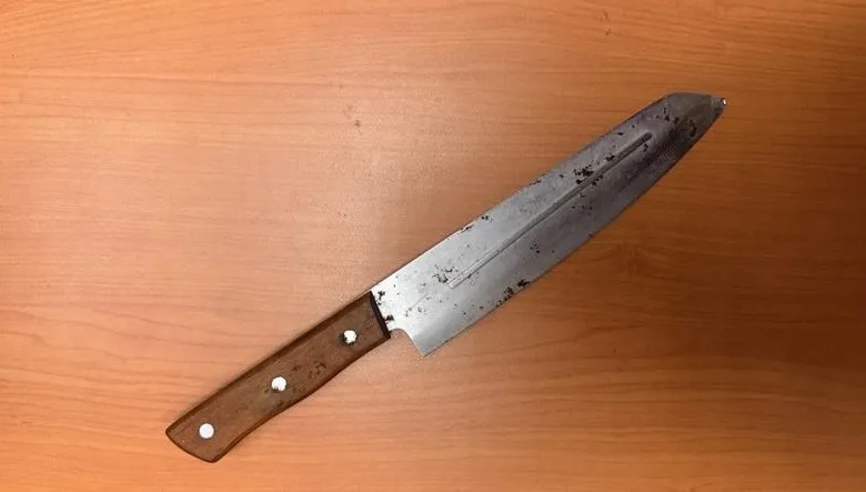 影/北市西門町男街友激動吼叫　包藏水果刀瞎扯刮腳皮