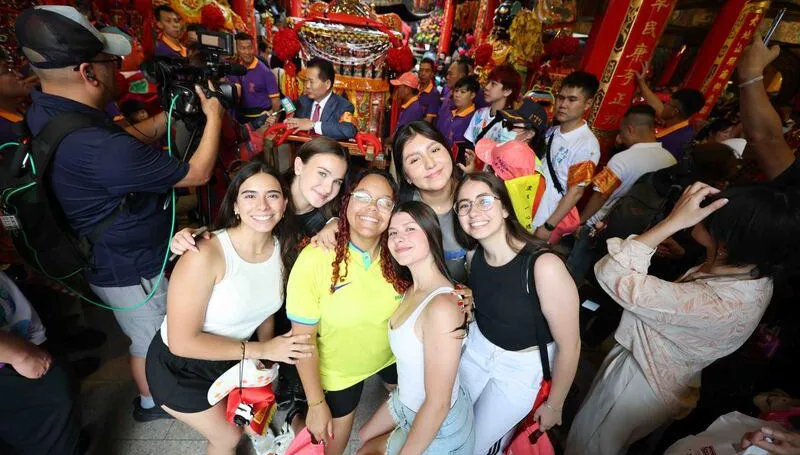 大甲媽祖乘新轎起駕！外國人也瘋媽祖　丹麥正妹：很有趣