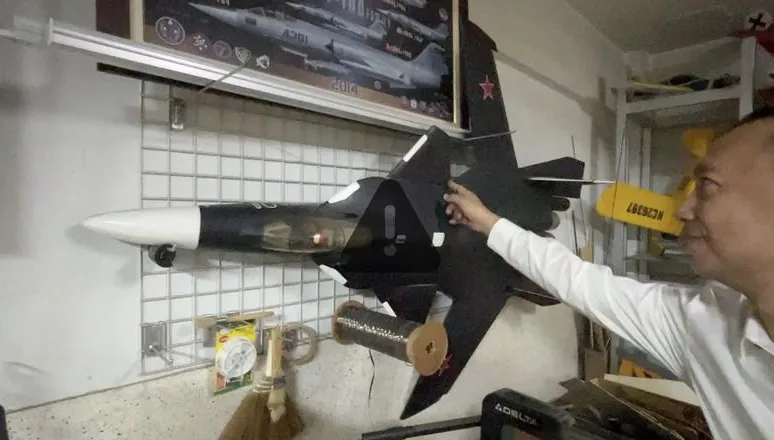 罕見！彰化眼鏡行藏「地下兵工廠」　老闆圓遙控戰機夢