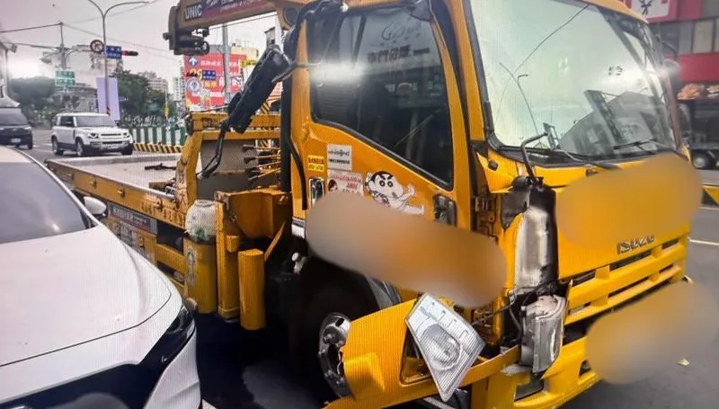 影/1小時連撞3車！頭份拖吊車駕駛抽搐如喪屍　警疑毒駕查處中