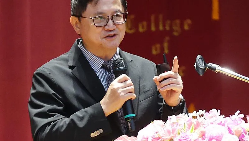 快跟加油站合照！童子賢台師大畢典拋預言：10年後燃油車消失