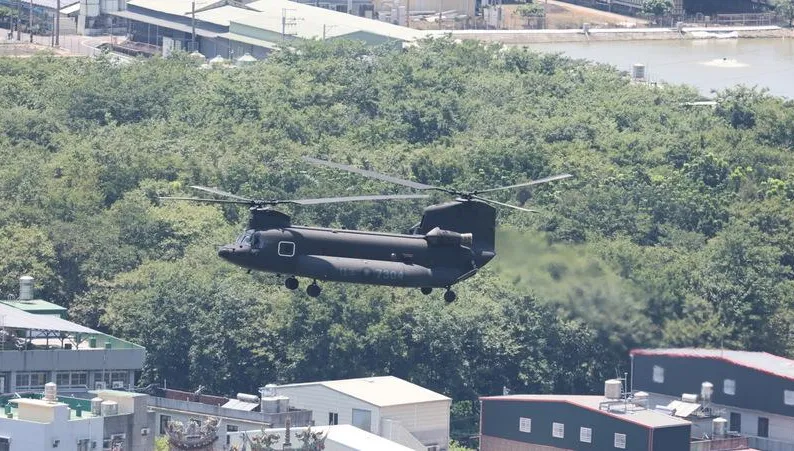 直擊漢光42號「天降神兵」　南部陸戰隊搭直升機北上作戰