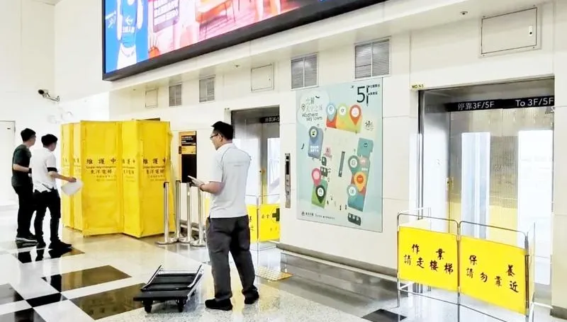 影/桃機二航廈電梯突驟停！23人悶慘不適　機場公司急搶修