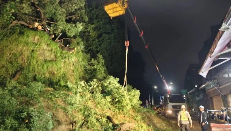 高雄小港松富街擋土牆崩落　緊急撤離28人