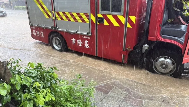 影/基隆強降雨多處淹水　災害應變一級開設嚴陣以待