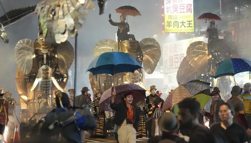 「大象來了」士林登場！吸逾10萬人潮　揭台北藝術節序幕