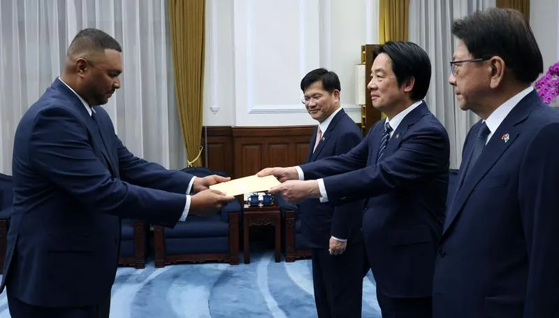 帛琉新任駐台大使吳傑法履新　向賴清德總統呈遞到任國書
