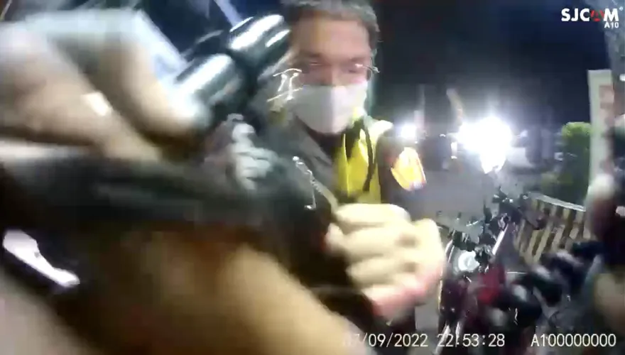 又見襲警案！彰化機車男遭攔查搜出刀械　竟嗆「開槍打我」攻擊警員
