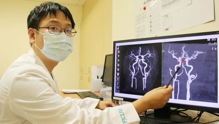 85 歲翁大叫一聲「人變傻」竟腦中風！ 醫機警做這事撿回一 命　還能趴趴走