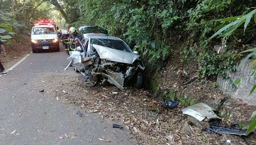 苗栗公館小客車撞山壁　3人夾困車內1死2傷