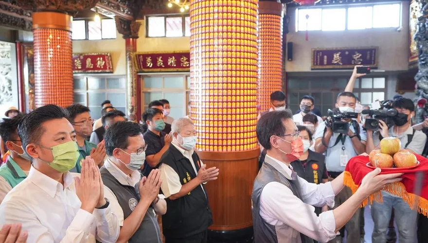 林智堅回新竹積極拜會地方人士？媒體人批：他曾向關聖帝君說不會離開桃園