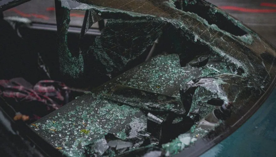 鐵桿滑落插進後方車！駕駛「左胸遭穿刺」慘死車內　兒目睹濺滿臉血嚇傻