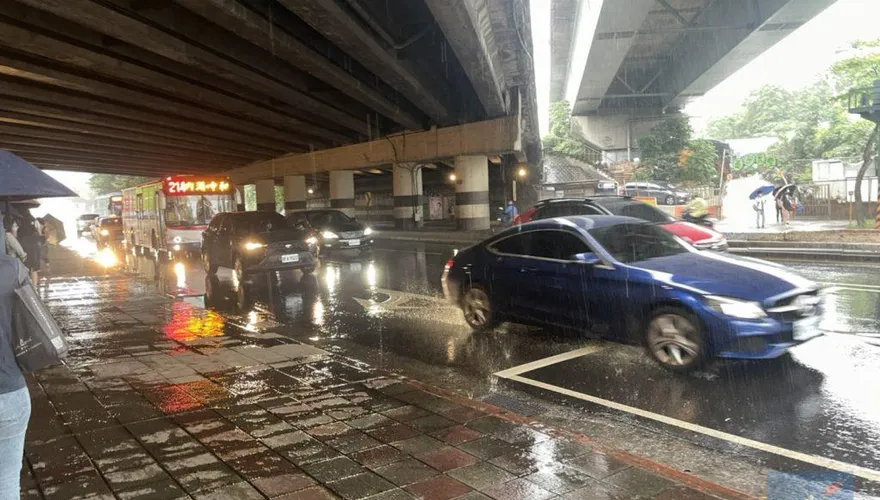 雨今倒一天晚上停！雲系後方沙塵追著來　明起影響台灣