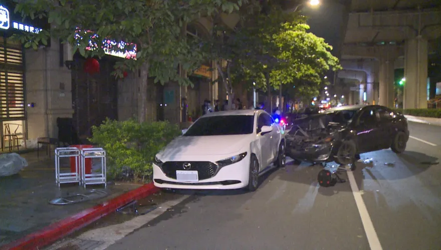 追車遭砸「折凳狠插引擎蓋」！北市爆肇逃糾紛 白車慌逃→黑車猛追釀衝突