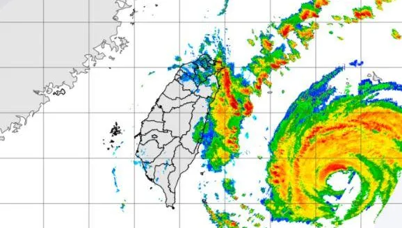 北台灣迎雨彈→連炸4天！中颱梅花「持續增強中」　暴風圈掃台最接近時間曝