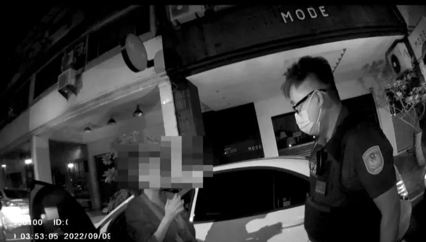 賓士隔音這麼好？高雄地方阿姨「蛇行跑給警察追」　臉紅下車…酒測果然GG