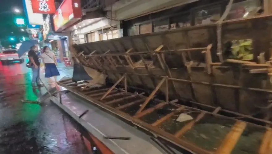 狠砸人行道！士林店家「招牌整塊墜落」釀1傷　 碎片掉滿地…路人嚇傻