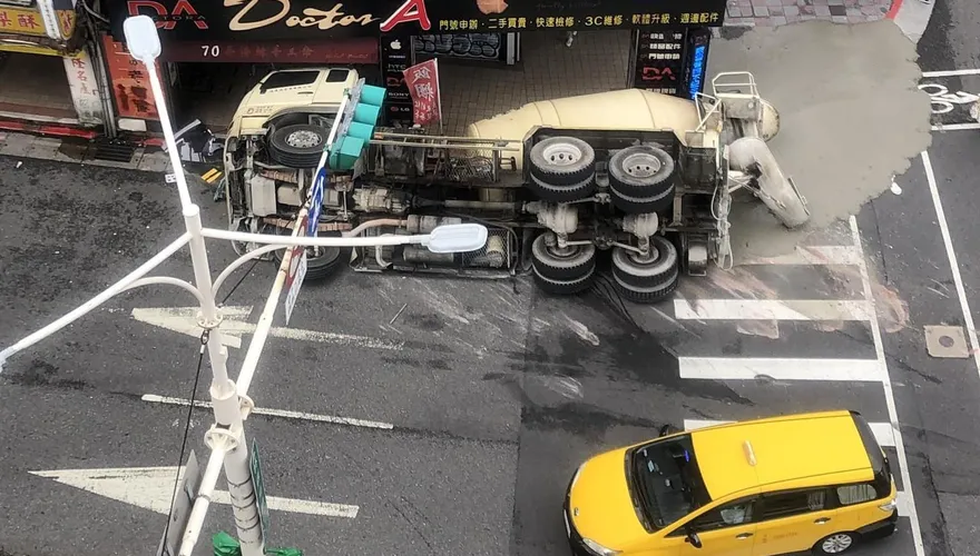 快訊／林森北路「預拌車翻覆」！滑進人行道險衝店家　水泥噴滿地畫面曝光