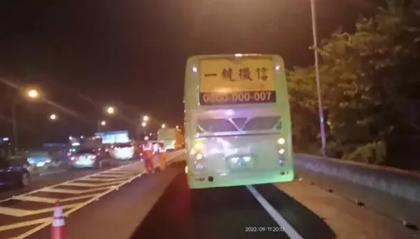 統聯司機昏迷前車停路肩護乘客　國道上31乘客輪流CPR救他的命