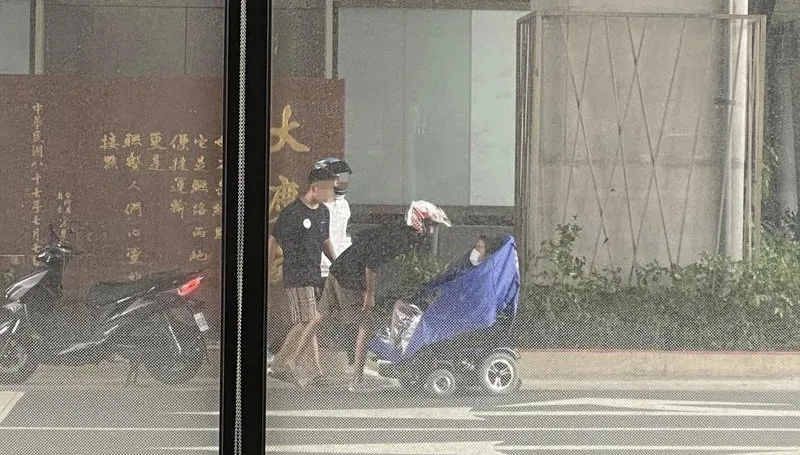 台中3騎士「幫身障男穿雨衣」！7千人見暖心一幕淚喊：肉搜出來表揚