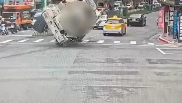水泥車「過彎壓車」翻覆撞騎樓！他中秋連假喝茫上路　遭逮瞎稱：是酒還沒退
