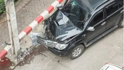 小貨車消防隊門前撞斷紅綠燈桿　駕駛卡車內警消聞聲救人