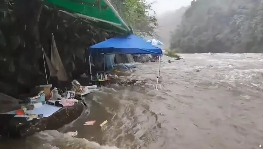 驚悚影片曝！大豹溪暴漲　沖走民眾烤肉架、帳篷　消防局：自救靠3招