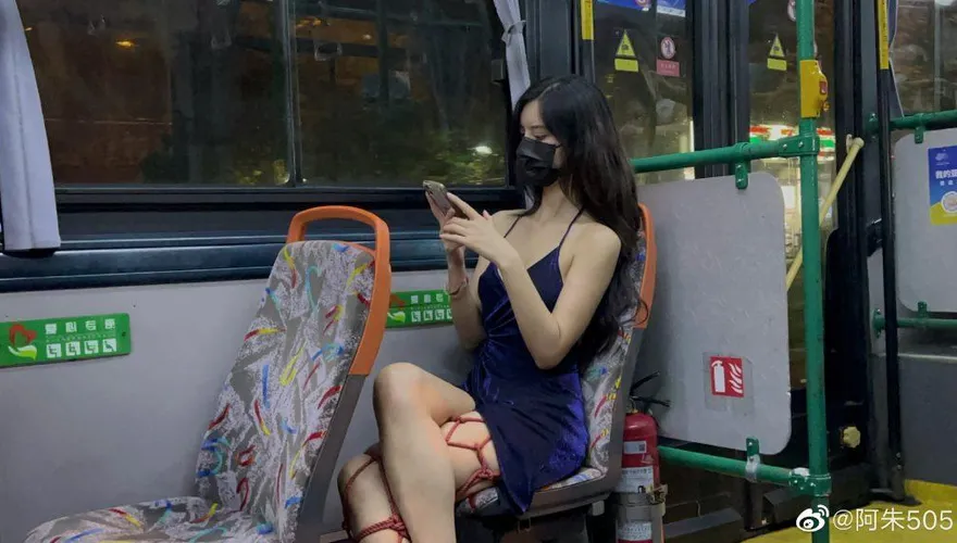 通勤妹子又現身！美背全露「腳綁繩縛」想入非非…正面照曝網全噴鼻血