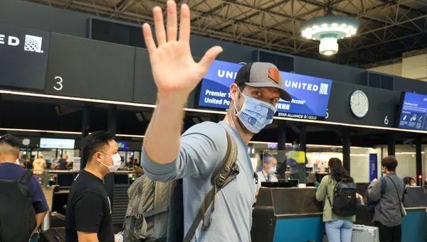 傳奇謝幕！羅力感性道別　今早近百位鐵粉送機