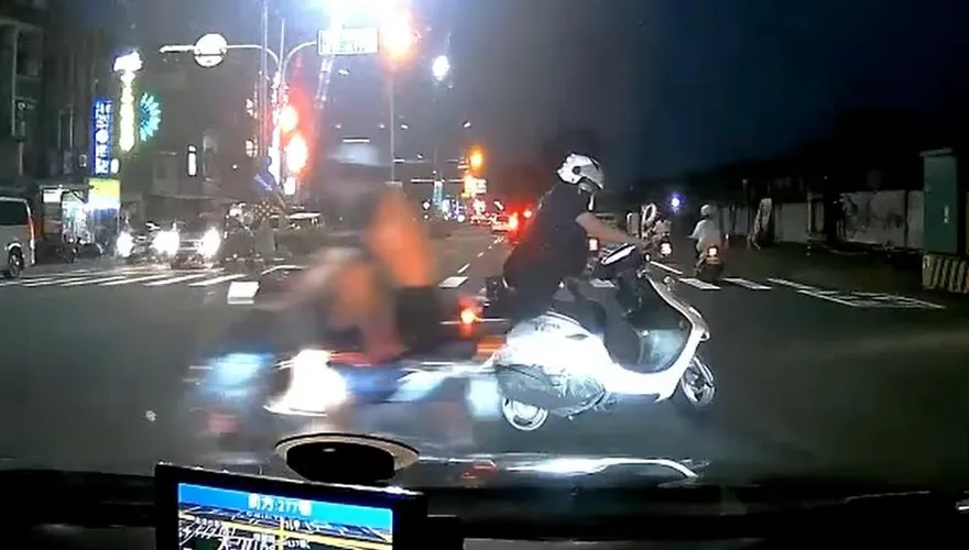 台南囂張騎士闖紅燈逆向拒檢！警追10分鐘…　狂送5紅單讓「他」後悔