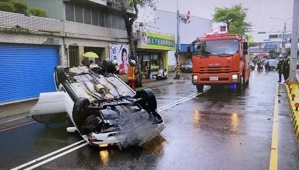 撞分隔島辯稱撿東西！他脫困滿身酒氣…　坦承下班前幹了這檔事