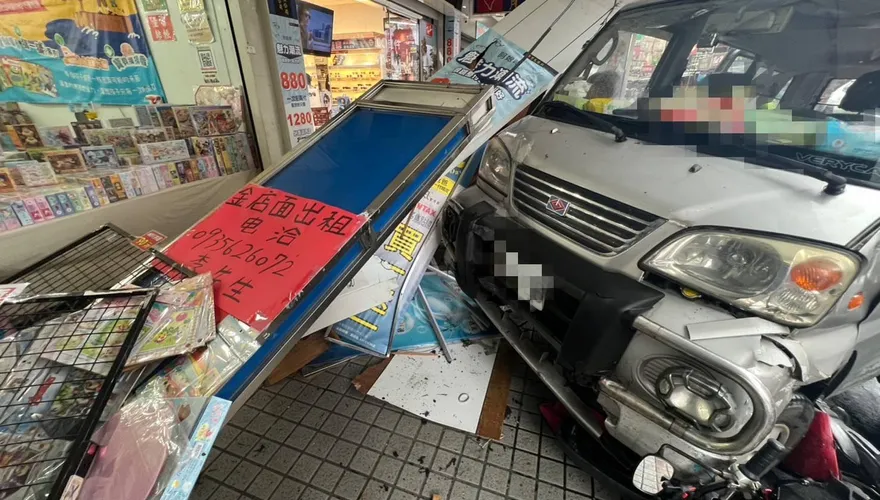驚悚失控！三峽廂型車暴衝撞人行道　毀10輛汽機車連柱子都撞斷