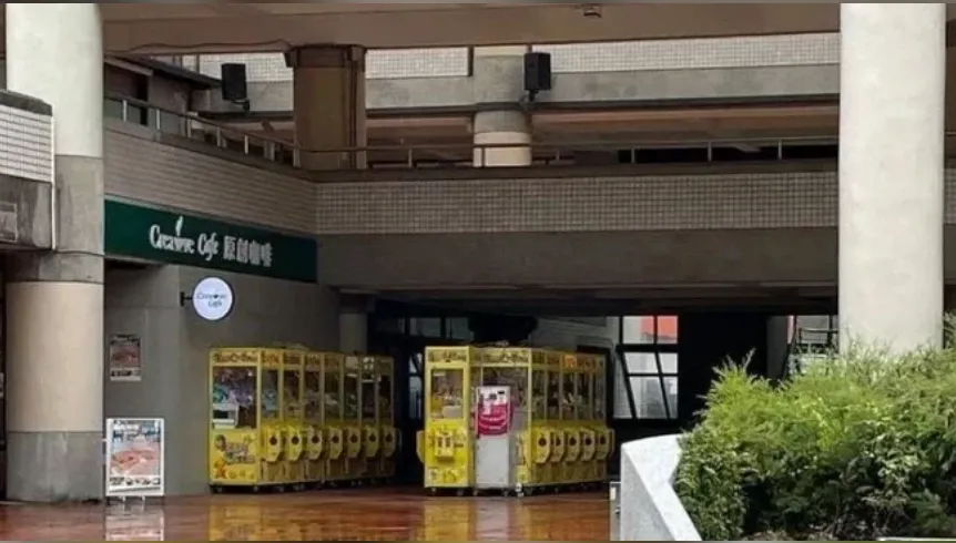大學真的很缺錢！校園擺滿「夾娃娃機」　網友吐槽：「醜到有剩看到快笑死」