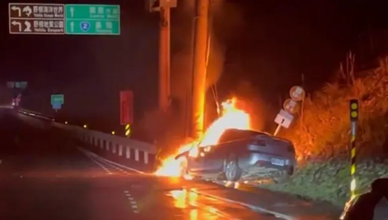 深夜自撞電線杆！「車頭冒煙→火燒車」他機智逃生…副駕淪焦屍當場亡