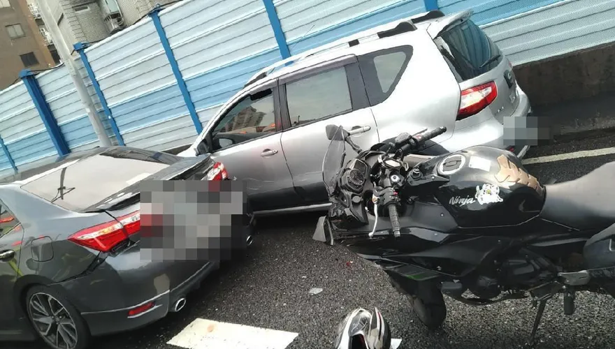 快訊／新生高架3車連環撞！重機慘夾中間…騎士「捲入車底」無呼吸心跳
