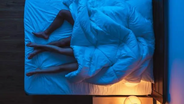 惡劣至極！好心租房給他住…水電工竟爬上房東女兒床摸奶