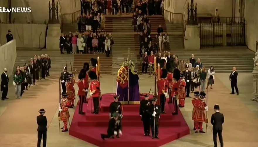 英國女王靈柩開放瞻仰人龍綿延4.8公里 西敏廳守靈衛兵一度昏倒重摔