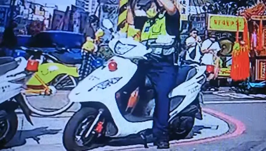 頭變大了？警戴安全帽前忘記一件事　網友笑翻：「我好像也做過」