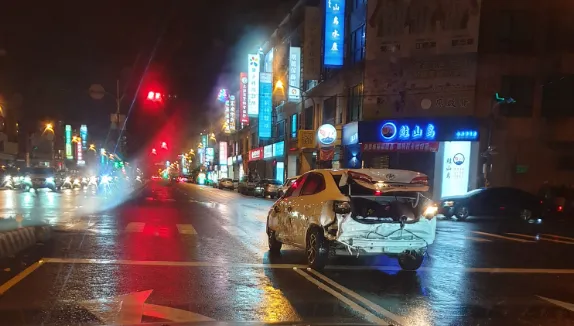 馬路驚見「霍爾的移動超跑」？　宜蘭當地人曝：車上一堆蟑螂爬來爬去