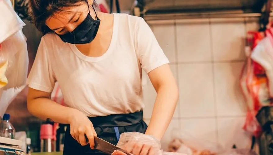 挺林昶佐遭罵「胸大無腦、婊子賣肉」！豬肉公主開吉成功 　男網友GG了