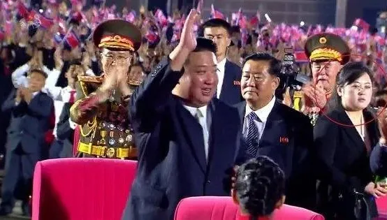 「金」女郎再+1？金正恩身旁出現神秘女伴 身份成謎外界關注