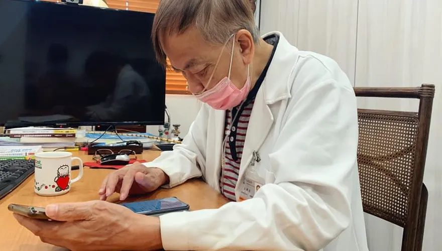 71歲男剛下班就被撞死！死者身分曝：北市名醫…在診所前遇劫倒血泊亡