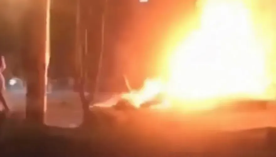 失控撞護欄→車門打不開！3旬男駕保時捷電動車起火　困車內忍高溫…活活燒死