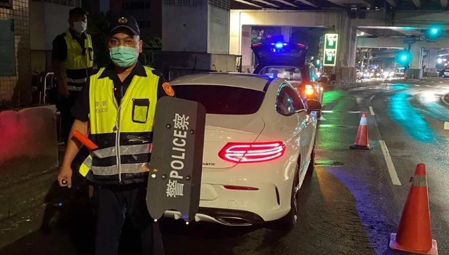員警「臂盾」重裝上陣　臨檢逮獲妨害自由通緝犯　搜出尖刀及吸毒器具