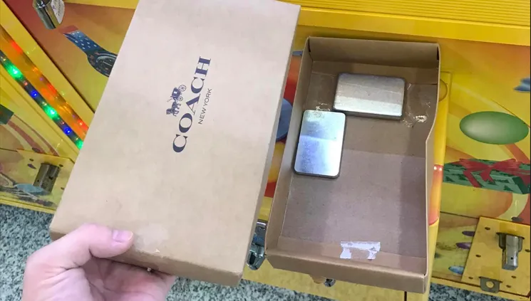 「裡面只剩鐵塊」氣翻網友夾到假貨報警！　員警一句話淡然回應