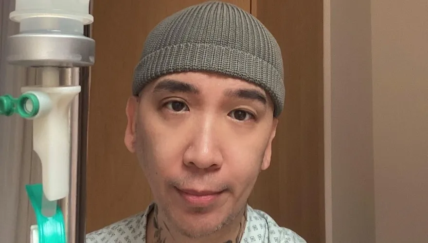 近照曝光！作家H抗癌漏尿「包尿布錄影」　網友不捨：瘦太多了！