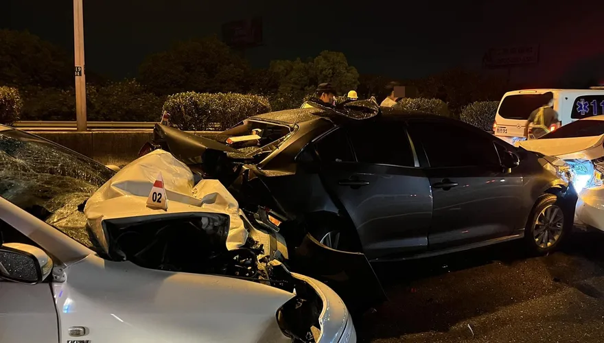 快訊／「甩飛20m砸地」車頭淪廢鐵！國1永康段死亡車禍　4車撞一團…他下車秒遭撞噴
