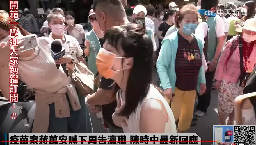 快訊／高嘉瑜陪陳時中拜票驚傳「當眾嘔吐」 合照男子傻眼