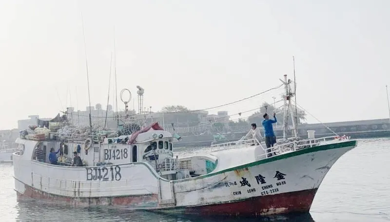 漁船無人會開漂流中！琉球籍「金隆成18號」船長猝逝　海巡急赴救援