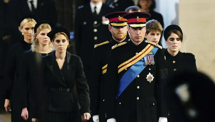 史上首見！孫輩為英君主守夜　王儲威廉領7手足哈利獲准穿回軍服